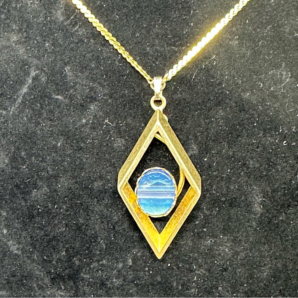 Elegant Gold and Blue Pendant Necklace